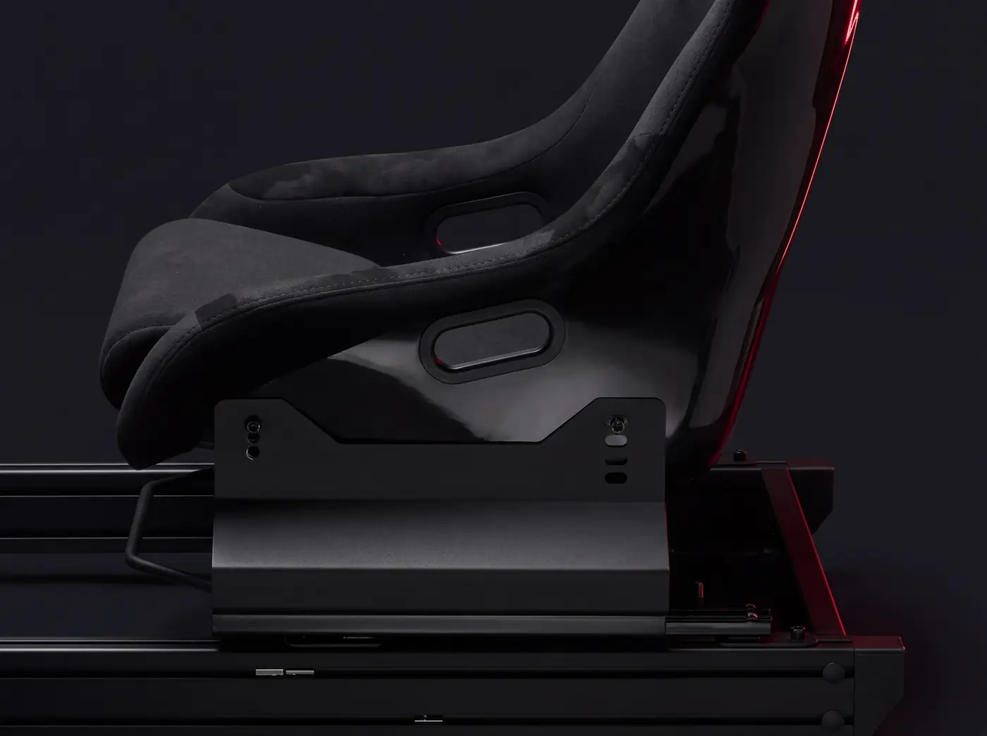 Racersædet på skinner i Piranha MOD A.S.T racercockpit