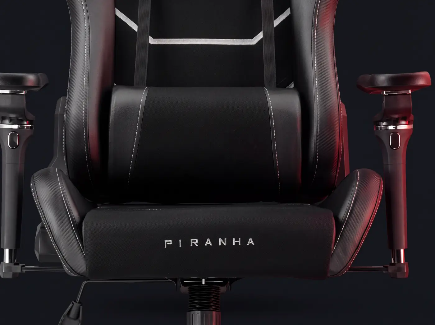 Armlæn og sæde på Piranha Defense Pro gamingstol